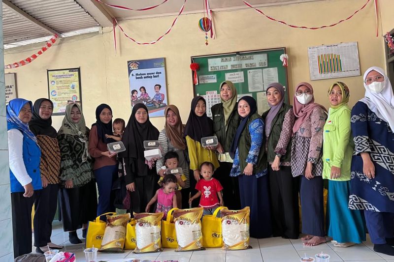 Dinas Ketahanan Pangan (DKP) Kota Tangerang Banten saat menyalurkan bahan pangan segar Beragam, Bergizi Seimbang dan Aman (B2SA) bagi anak terindikasi stunting. ANTARA/HO-Pemkot Tangerang.