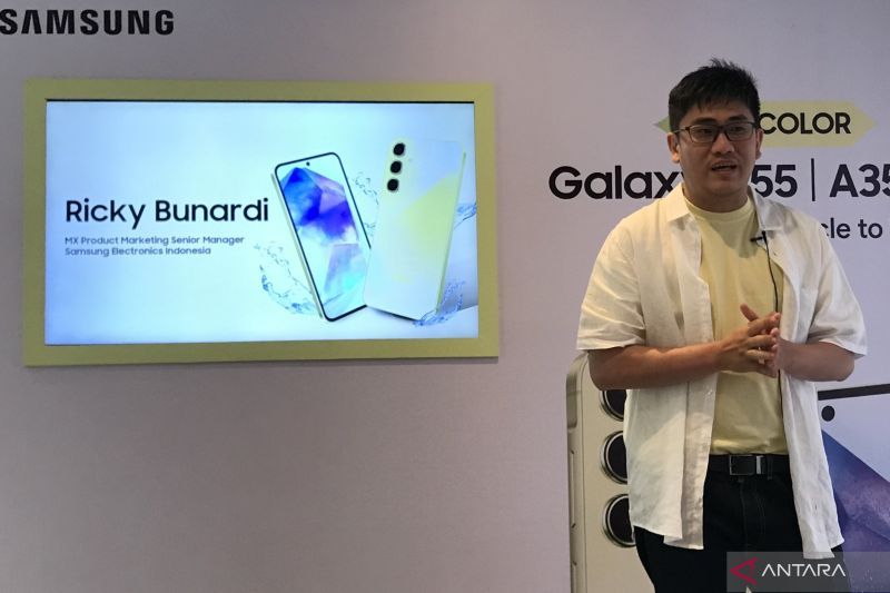 MX Product Marketing Senior Manager Samsung Electronics Indonesia Ricky Bunardi saat konferensi pers di kawasan Cipete, Jakarta, Rabu. (ANTARA/ Putri Hanifa)