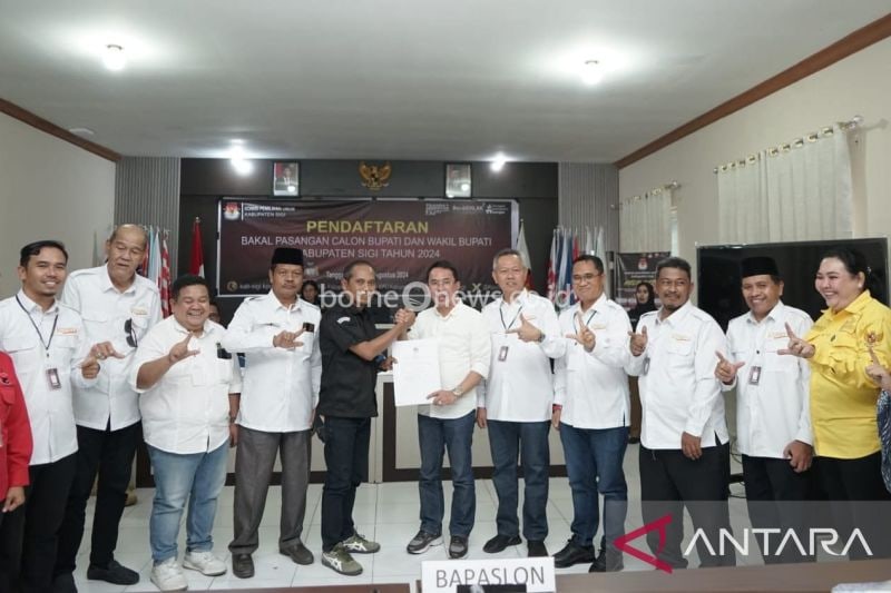 Ketua KPU Sigi Soleman saat menyerahkan berita acara tanda terima pendaftaran bapaslon Moh Rizal Injtenae-Samuel Yansen Pongi yang diterima oleh ketua koalisi tim pemenangan Moh Irwan Lapatta di Maku, Kecamatan Dolo, Rabu (28/8/2024). ANTARA/MOH SALAM