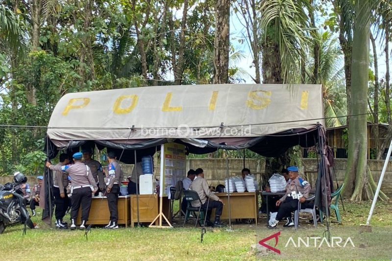 Anggota kepolisian dari Polresta Bengkulu yang bersiaga di depan Kantor KPU Kota Bengkulu selama proses pendaftaran pasalon pilkada sejak 27 - 29 Agustus 2024, di Bengkulu, Rabu (28/8/2024). ANTARA/Anggi Mayasari