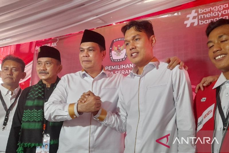 Bakal calon Wali Kota dan Wakil Wali Kota Budi Rustandi dan Nur Agis Aulia saat mendaftar di KPU Kota Serang, Banten, Rabu (28/8/2024). (ANTARA/Desi Purnama Sari)