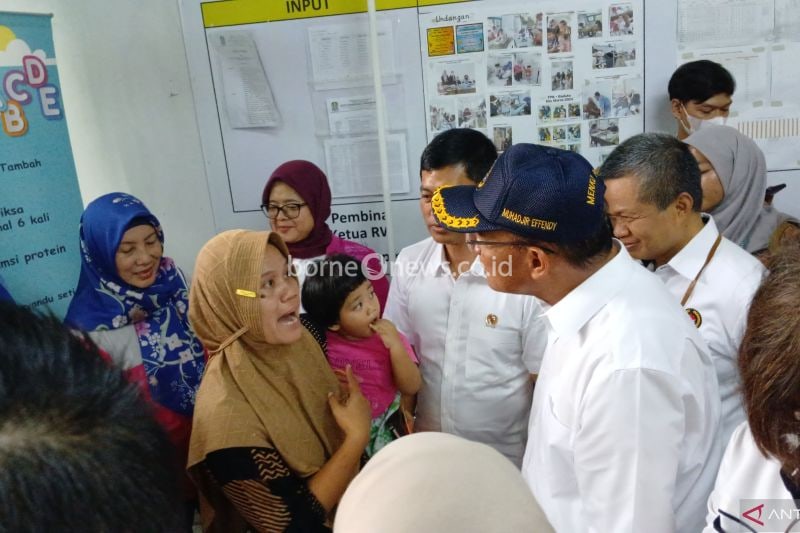 Menko PMK Muhadjir Effendy saat meninjau Posyandu di Bekasi. (ANTARA/Lintang Budiyanti P.)