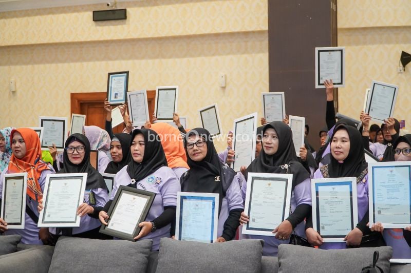Pemerintah Kabupaten Lamongan membakukan sertifikat halal gratis bagi para pelaku Usaha Mikro Kecil Menengah (UMKM) di Lamongan, Jawa Timur, Rabu (28/8/2024). (ANTARA/HO-Kominfo Lamongan)