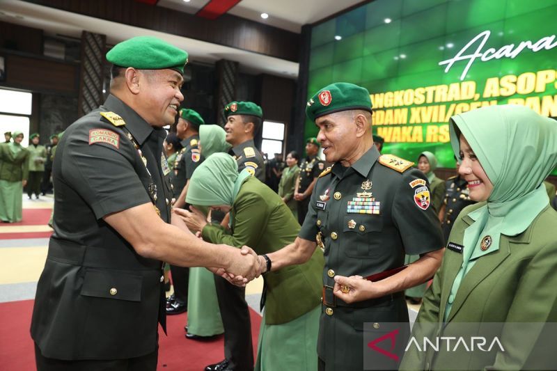Kepala Staf Angkatan Darat Jenderal TNI Maruli Simanjuntak (kiri) berjabatan tangan dengan Pangdam Udayana Mayjen TNI Muhammad Zamroni saat acara serah terima jabatan di Markas Besar Angkatan Darat, Jakarta, Selasa (20/8/2024). ANTARA/HO-Penerangan Kodam Udayana/aa. (Handout Penerangan Kodam Udayana)