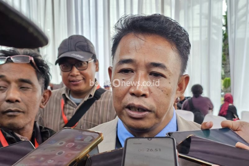 Ketua Komisi Pemilihan Umum (KPU) Kota Batu, Jawa Timur Heru Joko Purwanto memberikan keterangan seusai pelaksanaan pendaftaran Pilkada 2024 hari kedua, Rabu (28/8/2024). ANTARA/Ananto Pradana