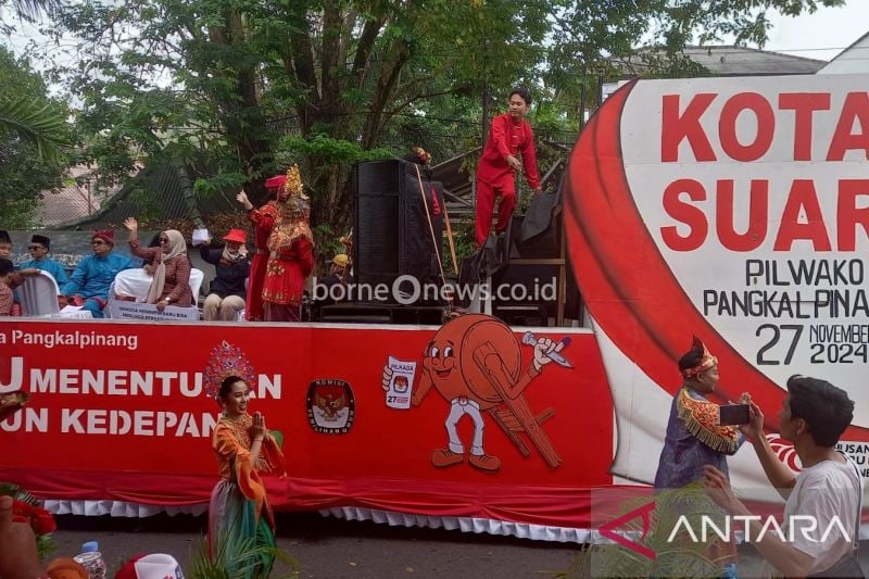 Mobil hias KPU Kota Pangkalpinang sosialisasikan pelaksanaan Pemilihan Wali Kota dan Wakil Wali Kota Pangkalpinang pada Pawai Pembangunan Provinsi Kepulauan Babel dalam memeriahkan HUT Ke-79 Republik Indonesia di Pangkalpinang,Rabu (28/08/2024) (ANTARA/ Aprionis)