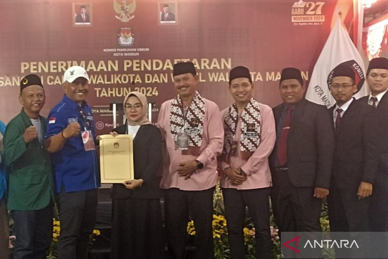 Ketua KPU Kota Madiun Pita Anjarsari (tiga kiri) menerima berkas dokumen pendaftaran pasangan Maidi dan Bagus Panuntun sebagai bakal Calon Wali Kota dan Wakil Wali Kota pada Pilkada 2024 di kantor KPU setempat, Rabu (28/8/2024) didampingi pengurus parpol pendukung. ANTARA/Louis Rika