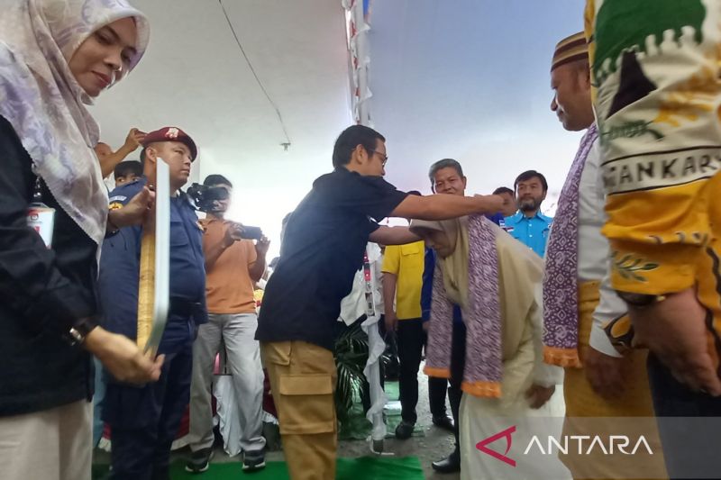 Sekretaris KPU Kabupaten Bangka Barat Jajat Sudrajat mengalungkan selendang sebagai bentuk penghormatan kepada pasangan Mansah-Dwi Aryani yang hari ini menyerahkan berkas pendaftaran sebagai bakal calon peserta Pilkada 2024. (ANTARA/ Donatus Dasapurna)