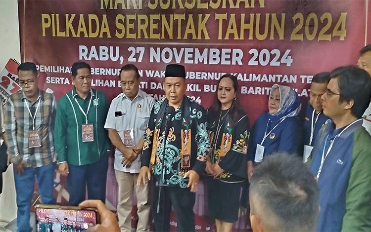 Juana-Tini saat mendaftar sebagai calon Bupati dan wakil Bupati di KPU Barsel. (FOTO:URIUTU DJAPER)