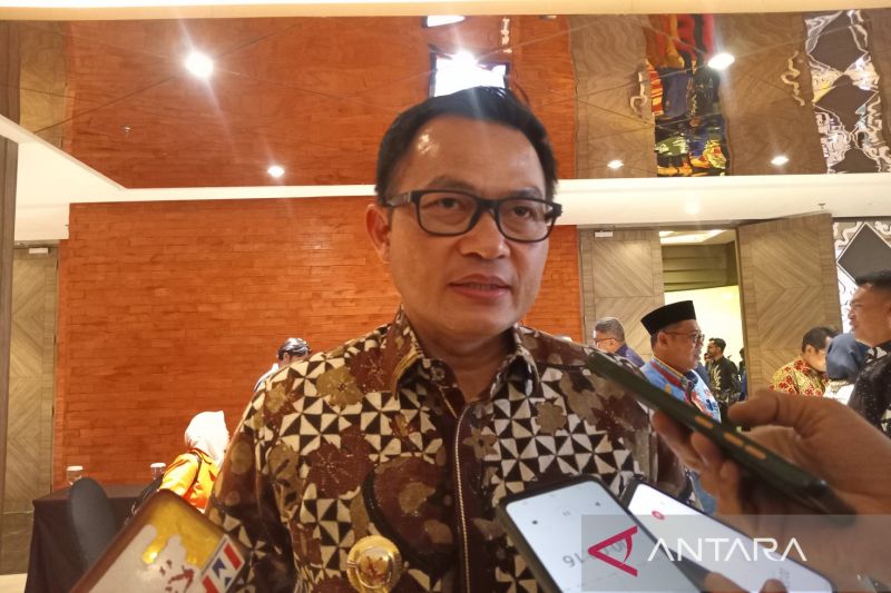 Penjabat (Pj) Bupati Cirebon Wahyu Mijaya saat memberikan keterangan di Cirebon, Jawa Barat. (ANTARA/Fathnur Rohman)