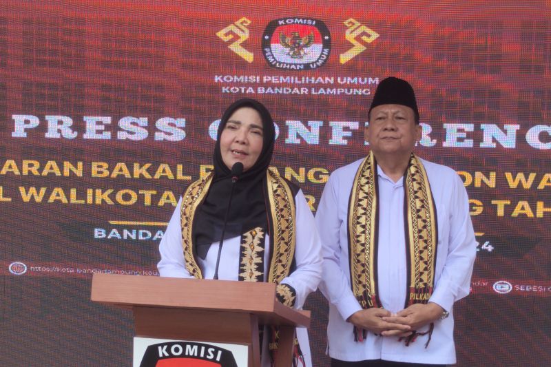 Bawaslu Bandarlampung Verifikasi Dokumen Calon Wali Kota Eva-Deddy