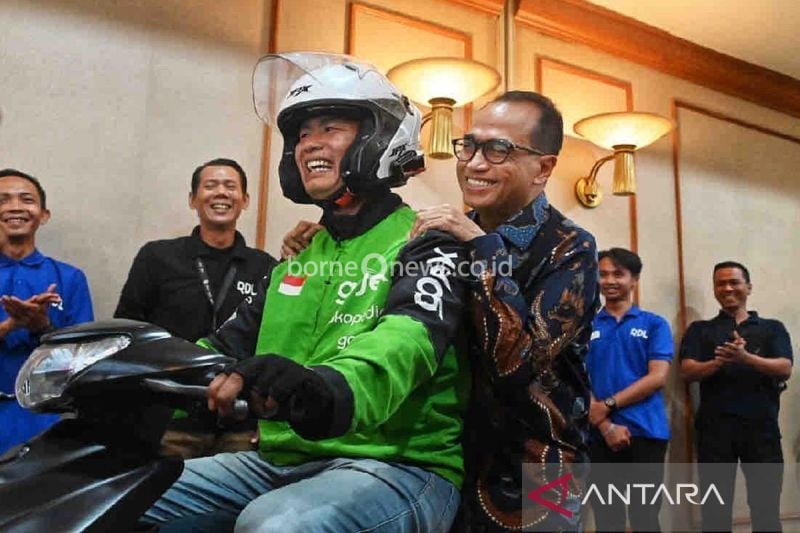 Menteri Perhubungan (Menhub) Budi Karya Sumadi dibonceng oleh seorang pengumudi ojek online dalam acara Gojek Safety Day 2024 di Jakarta, Rabu (17/7/2024). ANTARA/HO-Humas Kemenhub/aa.