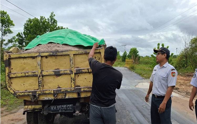 Masyarakat Keluhkan Truk Muatan Pasir Tak Bertutup Terpal, Dishub Kobar Terjunkan Personel