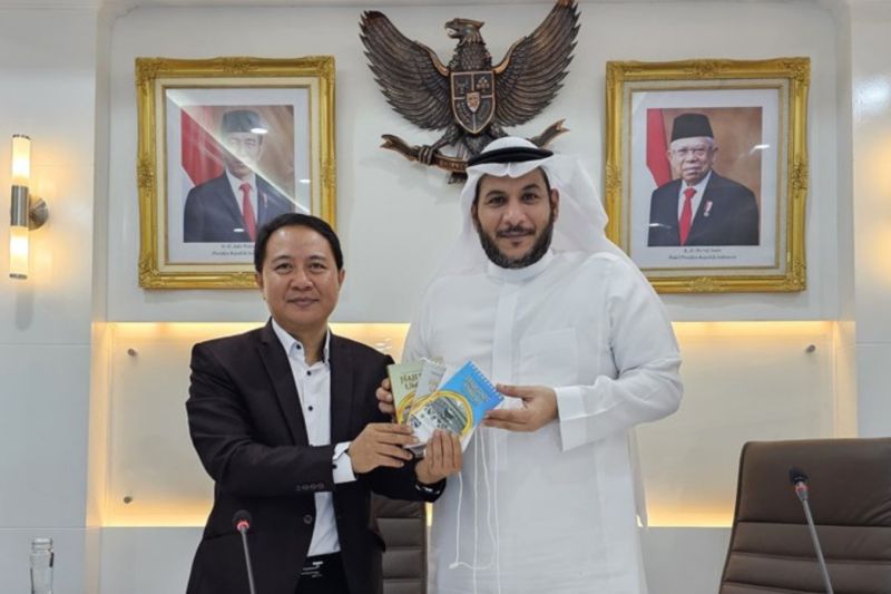 Dirjen PHU Kemenag Hilman Latief bersama Supervisor Utama Kantor Urusan Haji Kementerian Haji dan Umrah Arab Saudi, Badar As Sulamy. (ANTARA/HO-Kemenag)