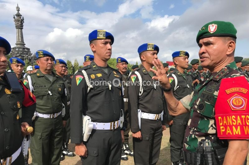 Panglima Komando Daerah Militer IX/Udayana Mayor Jenderal TNI Muhammad Zamroni memberikan arahan kepada prajurit pengawalan tamu VVIP KTT IAF Ke-2 saat apel gelar pasukan di Lapangan Niti Mandala Renon, Denpasar, Selasa (27/8/2024). (ANTARA/Rolandus Nampu)