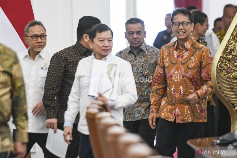 Menteri Kesehatan Budi Gunadi Sadikin (kanan) bersama Menteri Perdagangan Zulkifli Hasan (kiri), Menteri PPN/Kepala Bappenas Suharso Monoarfa (kedua kiri) dan Wamenkeu Suahasil Nazara (kedua kanan) berjalan untuk mengikuti rapat terbatas di Istana Merdeka, Jakarta, Selasa (27/8/2024). Rapat terbatas tersebut membahas penanganan Mpox dan persiapan penyelenggaraan Indonesia-Africa Forum (IAF) di Bali. ANTARA FOTO/Hafidz Mubarak A/Spt