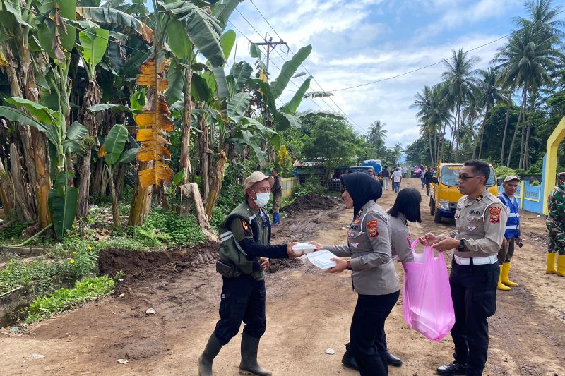 Sejumlah anggota kepolisian saat menyiapkan pembagian makanan dari dapur umum kepada warga terdampak bencana pada Rabu (28/8/2024). ANTARA/Abdul Fatah.