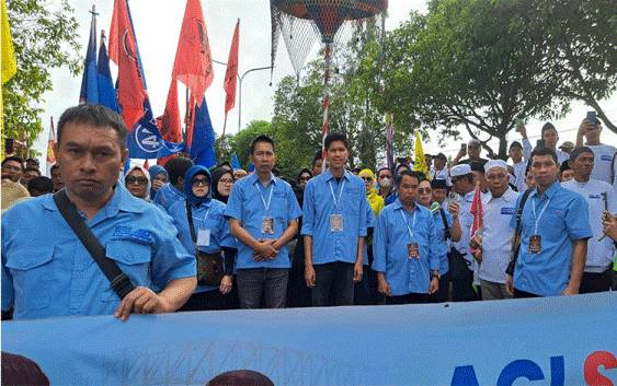 Ribuan Pendukung Antarkan Agi-Saja Daftar ke KPU Barito Utara