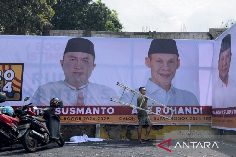 Dokumentasi spanduk pasangan Rudy Susmanto dan Jaro Ade di Kantor DPC Gerindra Kabupaten Bogor, Jawa Barat. ANTARA/M Fikri Setiawan