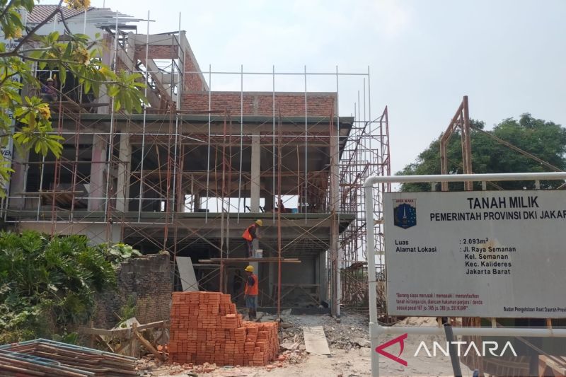 Rehabilitasi Kantor Kelurahan Semanan di Jalan Semanan Raya, Kalideres, Jakarta Barat, Rabu (28/8/2024). ANTARA/Risky Syukur
