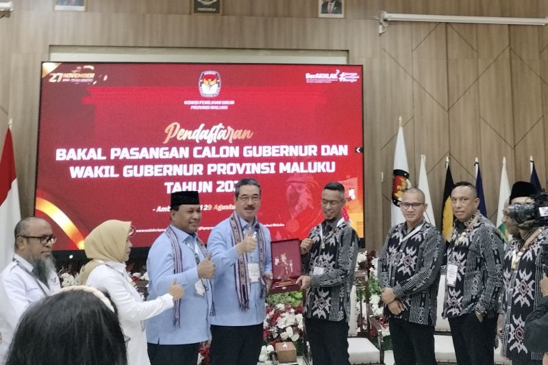 Pasangan bakal calon gubernur dan wakil gubernur Maluku Hendrik Lewerissa - Abdullah Vanath saat menyerahkan dokumen pendaftaran ke Ketua KPU Maluku, di Ambon, Rabu. ANTARA/Winda Herman