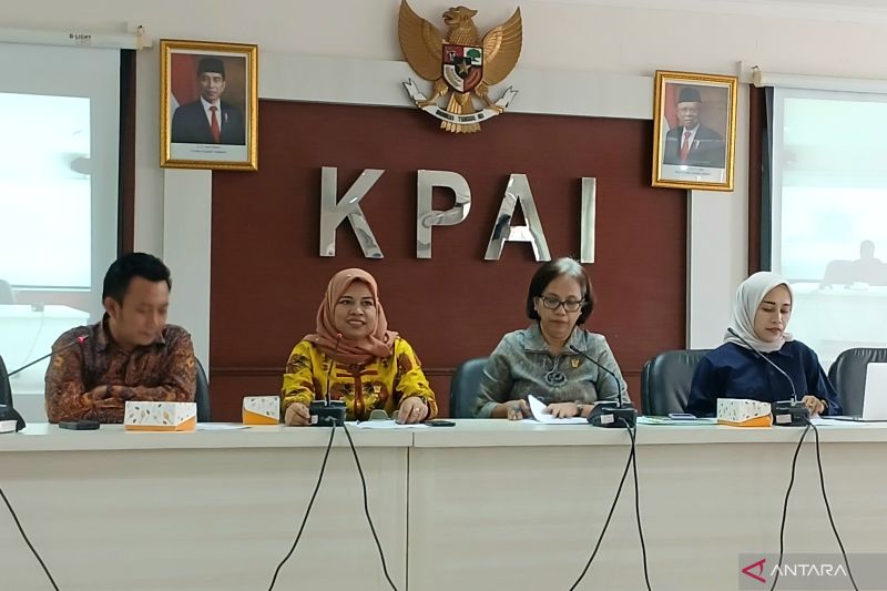 Ketua KPAI Ai Maryati Sholihah (dua dari kiri) dalam konferensi pers terkait perlindungan anak di masa pemilihan umum kepala daerah (pilkada) di Kantor KPAI, Jakarta, Rabu (28/8/2024). ANTARA/Lintang Budiyanti Prameswari
