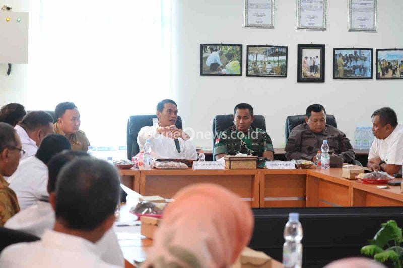 Menteri Pertanian (Mentan) Andi Amran Sulaiman (empat kanan) dalam Rapat Koordinasi Optimasi lahan Food Estate untuk Peningkatan Produksi Padi Nasional di Dadahup, Kabupaten Kapuas, Kalimantan Tengah, Rabu (28/8/2024). ANTARA/HO-Humas Kementan