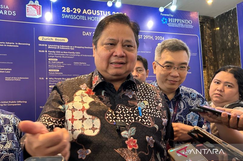 Coordinating Minister for Economic Affairs, Airlangga Hartarto, delivering a statement after the opening of the Indonesia Retail Summit 2024 in Jakarta on Wednesday (August 28, 2024). (ANTARA/Maria Cicilia Galuh)