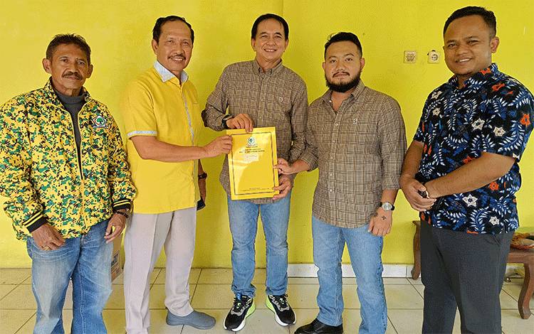 Partai Golkar Serahkan B1-KWK ke Pasangan M Yamin-Adi Garoe untuk Maju pada Pilkada Barito Timur