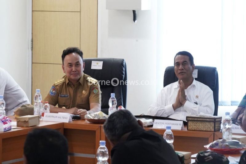 Gubernur Kalteng Sugianto Sabran bersama Menteri Pertanian Amran Sulaiman di Desa Bentuk Jaya A5 Dadahup, Kabupaten Kapuas, Rabu (28/8/2024). (ANTARA/HO-Diskominfosantik Kalteng)