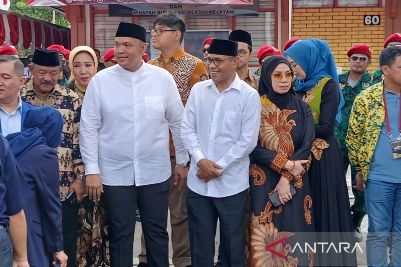 Pasangan bakal calon Bupati dan Wakil Bupati Temanggung M. Al Khadziq dan Bimo Alugoro (Hadik-Bimo) imendaftar di KPU Temanggung. ANTARA/Heru Suyitno