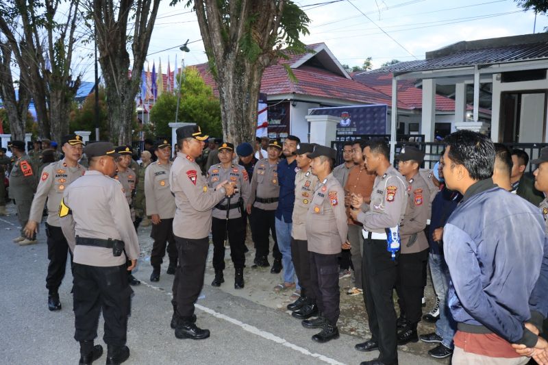 Personel Polres Poso yang tergabung dalam Operasi Mantap Praja Tinombala 2024 bersiaga melakukan pengamanan pada proses pendaftaran bakal pasangan calon Bupati dan Wakil Bupati Poso pada Pilkada serentak tahun 2024, di depan Kantor KPU Poso, Rabu (28/8/2024). ANTARA/HO-Polres Poso