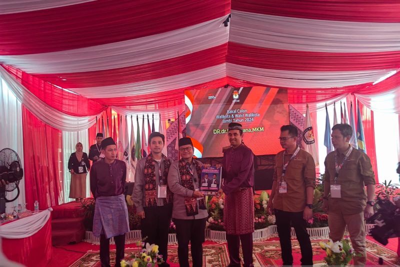Ketua KPU Kota Jambi Deni Rahmat menerima berkas pendaftaran bakal calon Wali Kota dan Wakil Walikota Jambi Maulana-Diza, Rabu (28/8/2024). (ANTARA/Tuyani)