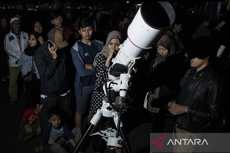 Ilustrasi - Warga melihat benda antariksa melalui teleskop bintang saat acara Malam Langit Gelap di Gedung Sate, Bandung, Jawa Barat, Senin (6/8). Acara tersebut merupakan edukasi bagi masyarakat dari Pemerintah Jawa Barat bekerja sama dengan Lembaga Penerbangan dan Antariksa Nasional dalam menyambut Hari Antariksa Nasional sekaligus menyaksikan empat planet yang berjajar yakni Mars, Saturnus, Jupiter, Venus. ANTARA JABAR/Novrian Arbi/agr/pri