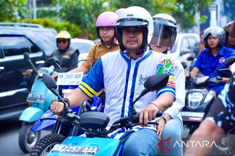 Bakal calon gubernur Sumut Bobby Nasution memboceng istrinya Kahiyang Ayu saat mendaftar ke Kantor KPU Sumut, di Jalan Perintis Kemerdekaan Medan, Rabu (28/8/2024). (ANTARA/ HO-Istimewa)