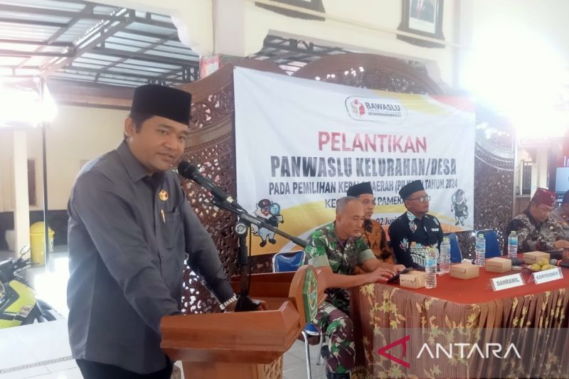 Ketua Bawaslu Pamekasan Sukma Umbara Tirta Firdaus saat menyampaikan sambutan pada acara pelantkan oengawas kecamatan. (ANTARA/ HO-Bawaslu Pamekasan)