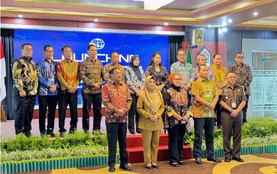 Foto bersama usai launching layanan elektronik dan penerbitan dokumen elektronik di 13 Kantor Pertanahan di lingkungan Kanwil BPN Kalteng, Selasa, 27 Agustus 2024. (FOTO: IST)