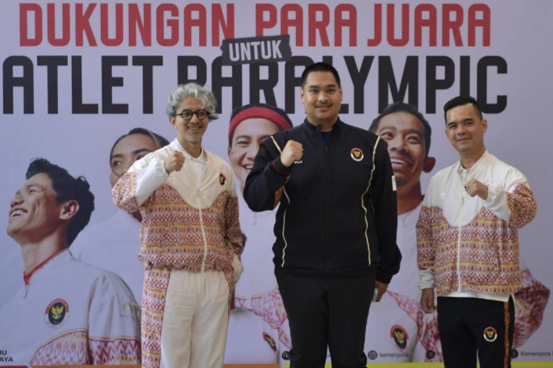 Menpora Dito Ariotedjo (tengah), desainer Didiet Maulana (kiri), dan Direktur Utama PT Mitra Kreasi Garmen Stevendy Tjen di Media Center Kemenpora, Senayan, Jakarta, Rabu (28/8/2024). ANTARA/HO-Kemenpora