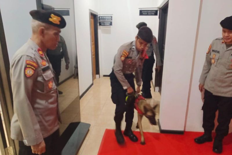 Aparat kepolisian melakukan sterilisasi di Kantor KPU Sultra dengan menggunakan anjing pelacak, di Kendari, Rabu (28/8/2024). ANTARA/HO-Polda Sultra