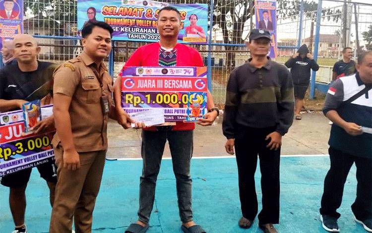 RT 09 Juara I Turnamen Bola Voli Antar RT se-Kelurahan Lanjas