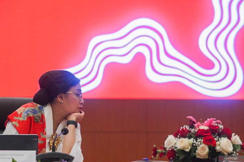 Menteri Keuangan Sri Mulyani Indrawati bersiap memberikan paparan dalam konferensi pers RAPBN dan Nota Keuangan TA 2025 di Jakarta, Jumat (16/8/2024). Pemerintah mengatakan, anggaran subsidi dan kompensasi pada RAPBN 2025 ditetapkan sebesar Rp525 triliun. ANTARA FOTO/Rivan Awal Lingga/foc.