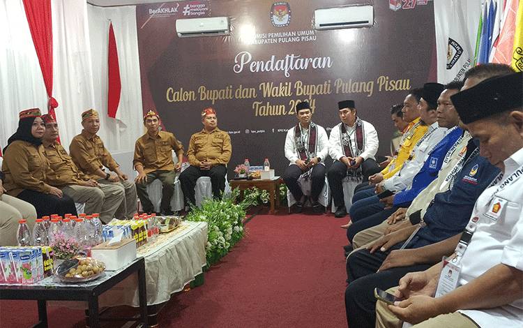 Ketua KPU Kabupaten Pulang Pisau Robby Hudin saat menerima Pendaftaran Pasangan Ahmad Rifai dan Ahmad Jayadikarta (FOTO : RETHA)?