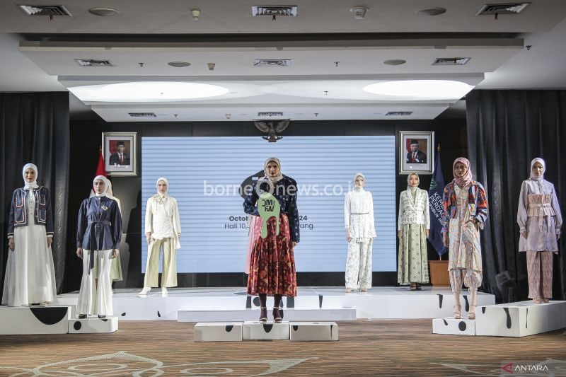 Model memperagakan busana pada peluncuran Jakarta Muslim Fashion Week (JMFW) 2025 di Jakarta, Rabu (17/7/2024). . ANTARA FOTO/Dhemas Reviyanto/rwa