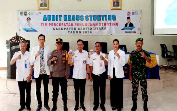 Asisten Sekda Bidang Administrasi Umum, H Yaser Arapat berfoto bersama usai membuka kegiatan audit kasus stunting tingkat kabupaten Barito Utara di aula BappeddaLitbang Muara Teweh, Rabu, 28 Agustus 2024. (Foto: Dhani)