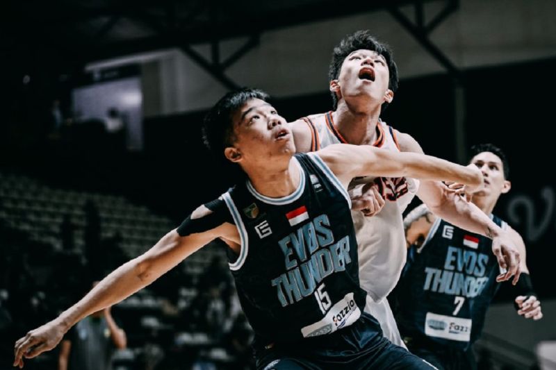 William Rivaldi Kosasih (kiri) saat berhadapan dengan pemain Pelita Jaya Jakarta Vincent Rivaldi Kosasih yang merupakan kakaknya. ANTARA/HO-IBL