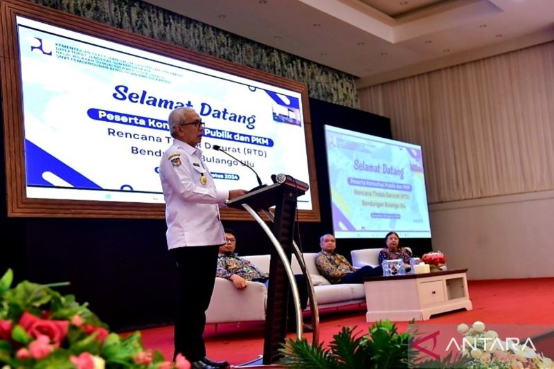 Penjabat Gubernur Gorontalo Rudy Salahuddin memberikan sambutan pada rapat Konsultasi Publik Bolango Ulu di gedung komersil Kota Gorontalo, pada Rabu (28/8). (ANTARA/HO-Diskominfotik Provinsi Gorontalo)