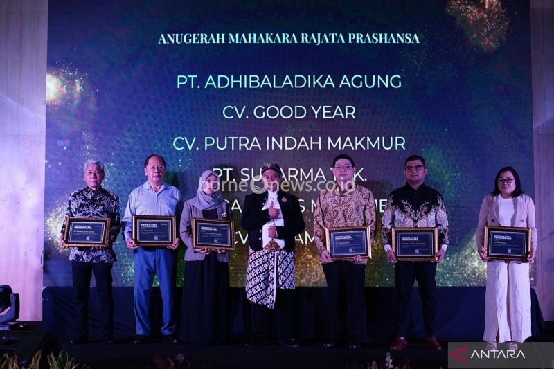 KPP Pratama Surabaya Berikan Penghargaan kepada 30 Wajib Pajak