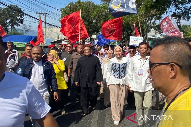 Bakal pasangan calon bupati-wakil bupati Syakur-Putri berjalan kaki menuju Kantor KPU Garut untuk daftar menjadi peserta Pemilihan Kepala Daerah (Pilkada) Garut di Jalan Suherman, Kabupaten Garut, Jawa Barat, Rabu (28/8/2024). (ANTARA/Feri Purnama)