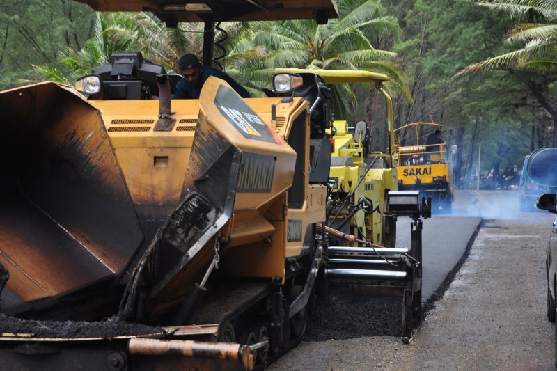 Pekerja sedang melakukan pengaspalan akses venu PON Aceh-Sumut di Kecamatan Lhoknga (ANTARA/ HO-MC Aceh Besar)