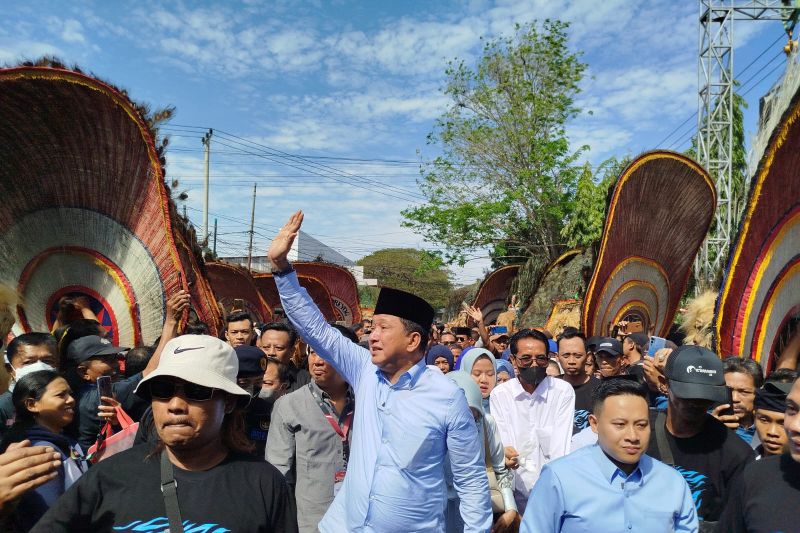 Ipong Muchlisoni dan Segoro Luhur Kusuma Daru saat akan mendaftar ke KPU Ponorogo, Rabu (28/8/2024) (ANTARA/HO - Prastyo)